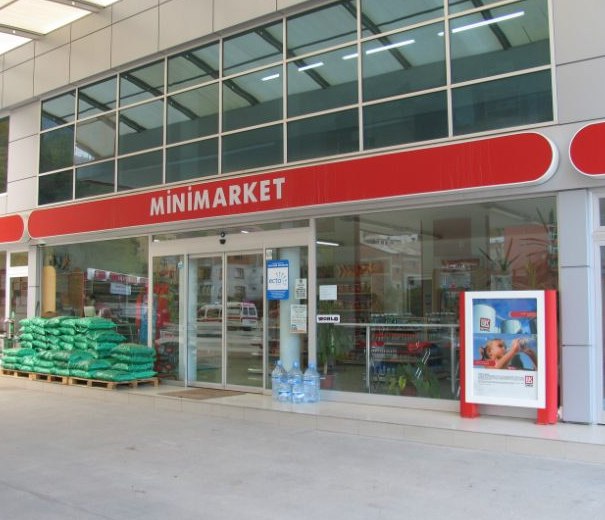 Yaramanlar Petrol istasyonundaki minimarketin dış cephesi