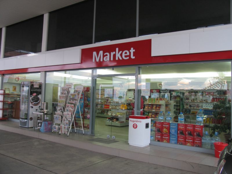 İstasyon marketi girişi